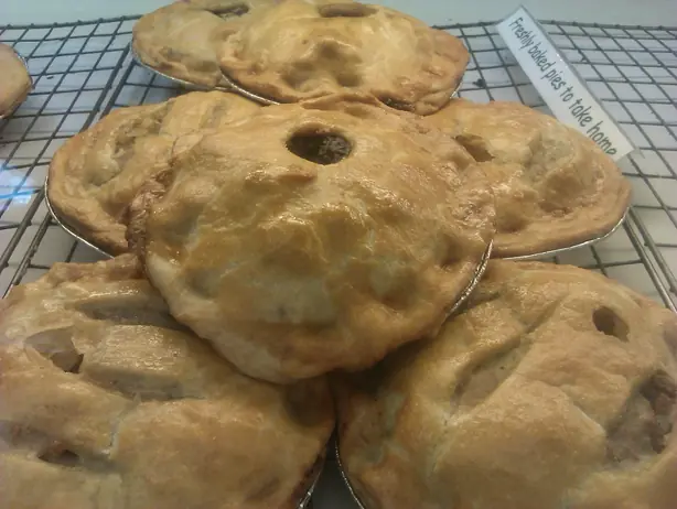 Foto von Traditionelle Englische Meat and Potato Pie - Der herzhafte Nordengland-Klassiker – fertig angerichtet