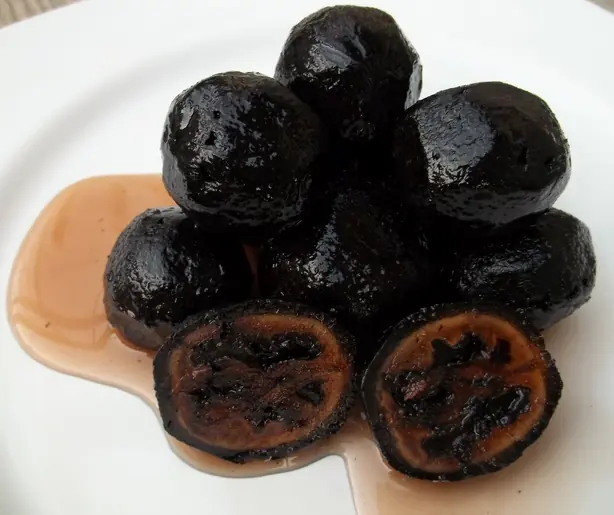 Foto von Traditionelle Englische Schwarze Nüsse (Pickled Walnuts) – fertig angerichtet