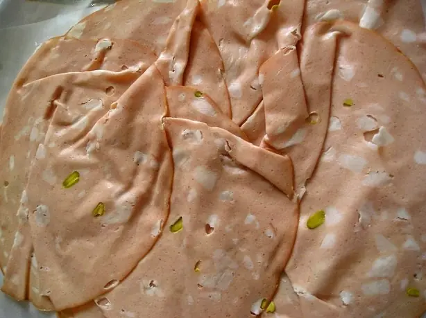 Foto von Traditionelle Mortadella (Bologna Art) - Der italienische Wurstklassiker – fertig angerichtet