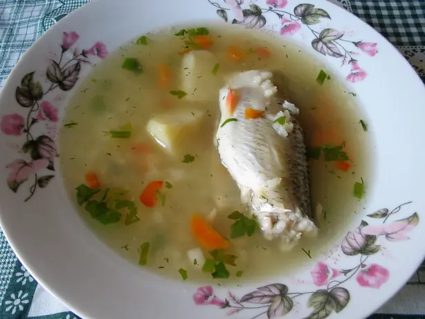 Foto von Traditionelle Russische Ukha (Klare Fischsuppe) – fertig angerichtet