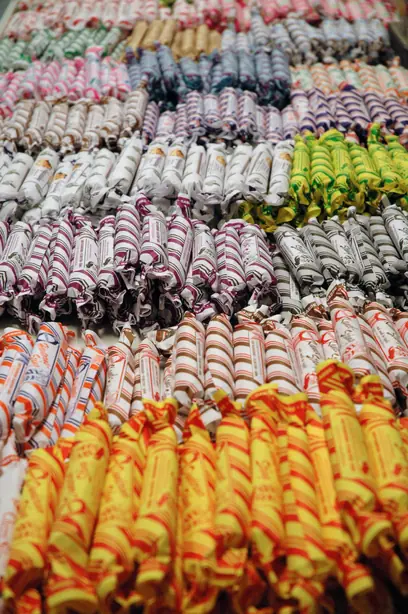 Foto von Traditionelle Schwedische Polkagris (Pfefferminzstangen) – fertig angerichtet