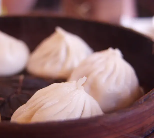 Wikipedia-Bild - Xiao_long_bao_closeup_in_Shanghai.jpg - Foto: MR+G from Shanghai - CC BY 2.0