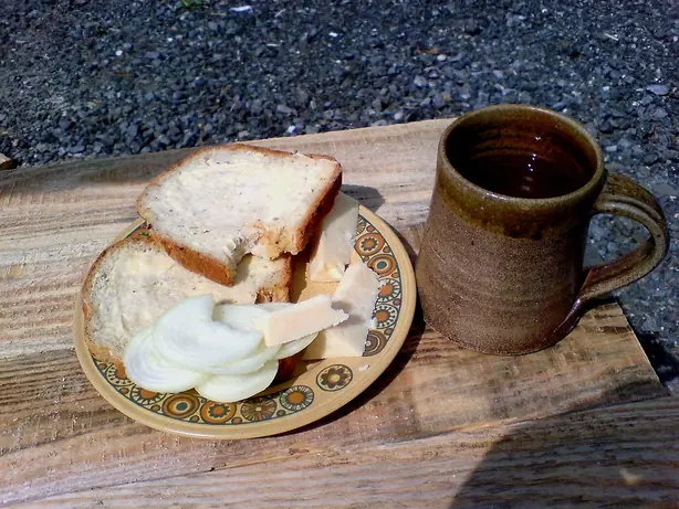 Foto von Traditioneller Ploughman's Lunch (Englische Brotzeit) – fertig angerichtet