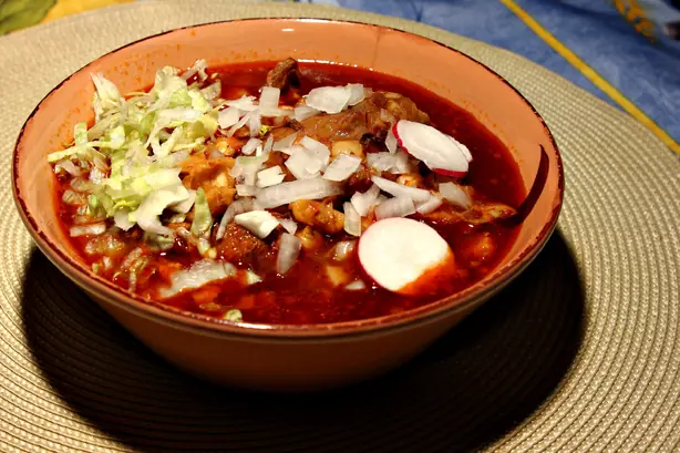 Foto von Traditioneller Pozole Rojo (Mexikanischer Maiseintopf) – fertig angerichtet