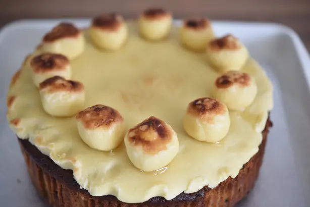 Foto von Traditioneller Simnel Cake (Britischer Osterkuchen) – fertig angerichtet