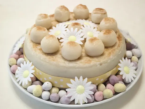 Foto von Traditioneller Simnel Cake – fertig angerichtet