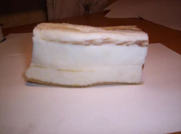 Foto von Traditioneller Ukrainischer Salo (Gepökelter Speck) – fertig angerichtet