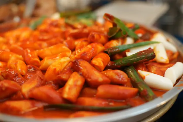 Foto von Tteokbokki (Koreanische scharfe Reiskuchen) – fertig angerichtet