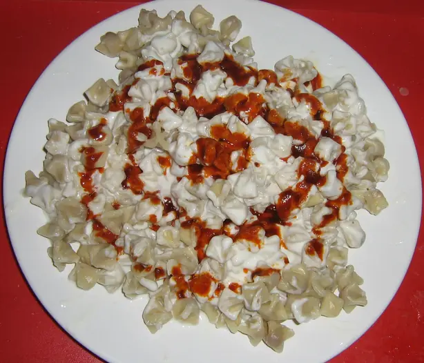 Foto von Türkische Mantı - Winzige Teigtaschen mit Knoblauch-Joghurt & Paprikabutter – fertig angerichtet