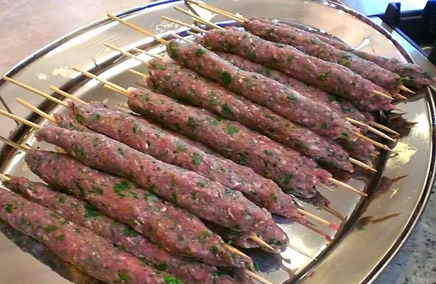 Foto von Türkischer Köfte Kebab (Şiş Köfte) – Saftige Hackfleischspieße vom Grill – fertig angerichtet