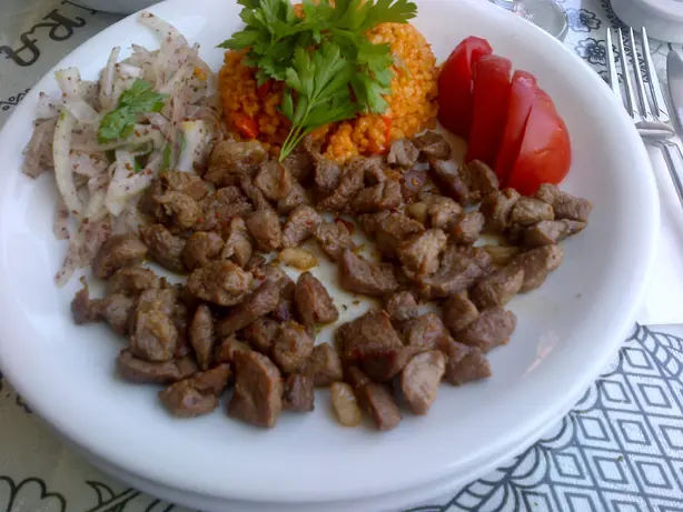 Foto von Türkisches Sac Kavurma – Zartes Lammfleisch aus der Pfanne – fertig angerichtet