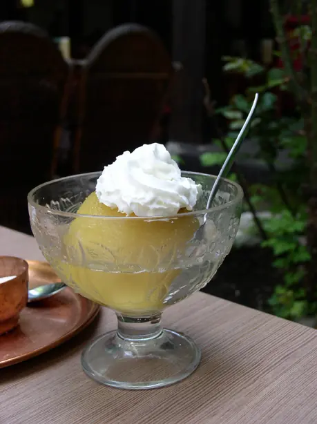 Foto von Tufahije (Bosnische gefüllte Äpfel) – fertig angerichtet