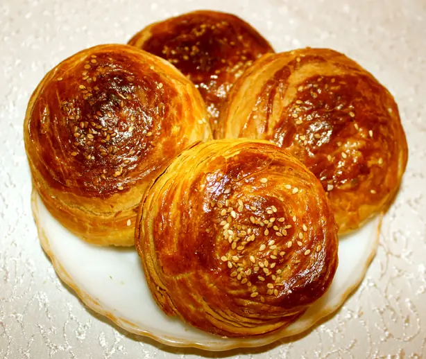 Foto von Turşu Qovurma – Aserbaidschanischer Lammeintopf mit Trockenfrüchten – fertig angerichtet