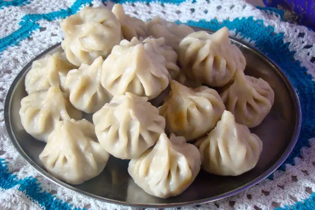 Foto von Ukadiche Modak – Gedämpfte indische Reismehl-Klöße mit Kokos-Kern – fertig angerichtet