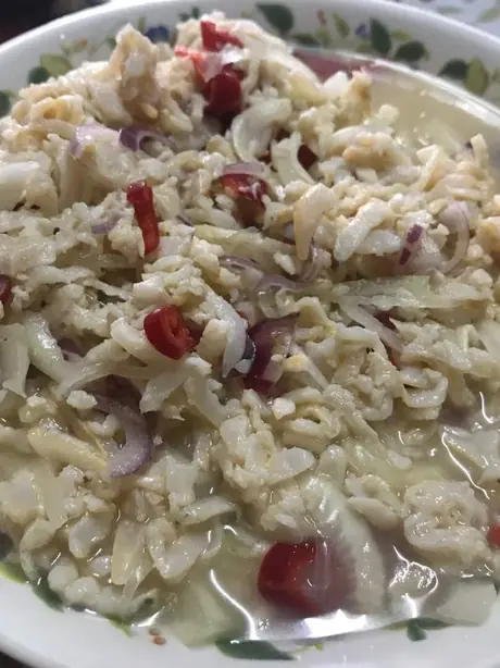 Foto von Umai (Malaysischer roher Fischsalat) – fertig angerichtet