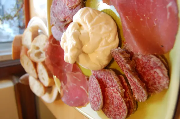 Wikipedia-Bild - Cold_plate_with_Hungarian_wintersalami_and_bacon.jpg - Foto: snowpea&amp;bokchoi - CC BY 2.0