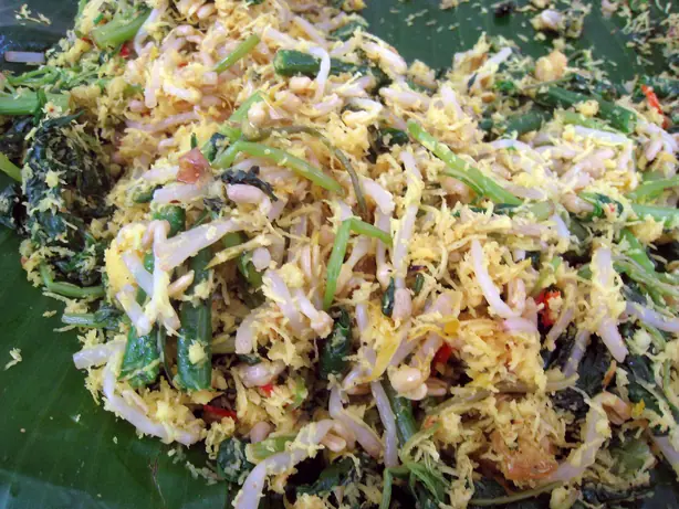 Foto von Urap (Indonesischer Gemüsesalat mit Kokosnuss) – fertig angerichtet