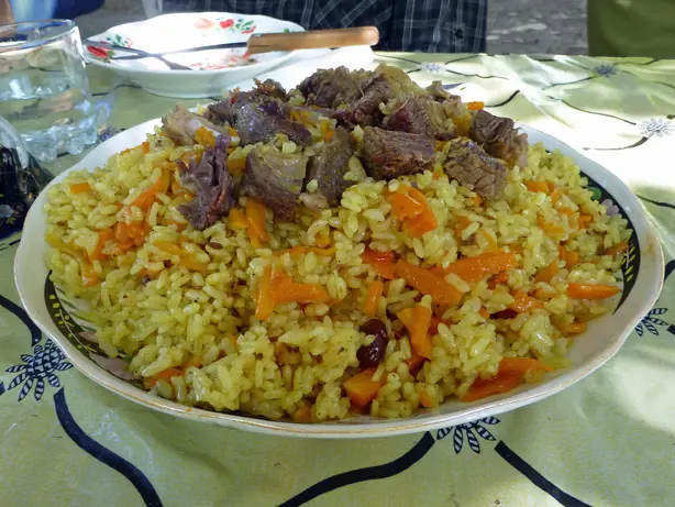 Foto von Usbekischer Plov (Palov) – fertig angerichtet