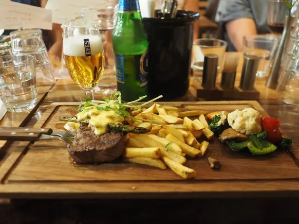 Foto von Veal Oscar (Kalbsfilet Oscar) – fertig angerichtet