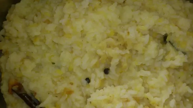 Foto von Ven Pongal (Südindischer Reis-Linsen-Brei) – fertig angerichtet