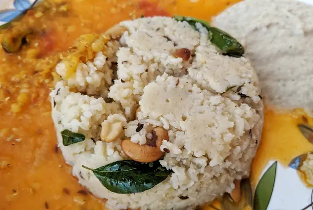 Wikipedia-Bild - Ven_pongal_with_sambar_and_chutney.jpg - Foto: Shafana jasmine - CC BY-SA 4.0