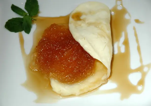 Wikipedia-Bild - Quesillo_con_dulce_de_cayote,_nueces_y_miel_de_caña_(Postre_típico_de_Salta).jpg - Foto: Romina Edith Domini - CC BY 2.0