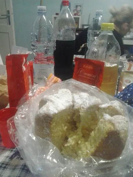 Foto von Veroneser Pandoro – Das goldene Weihnachtsbrot – fertig angerichtet