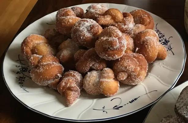 Foto von Verwurelter (Luxemburgisches Karnevalsgebäck) – fertig angerichtet