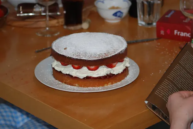 Foto von Victoria Sponge Cake – fertig angerichtet