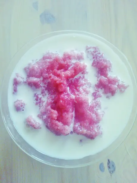 Foto von Vispipuuro (Nordeuropäischer aufgeschlagener Grießbrei) – fertig angerichtet