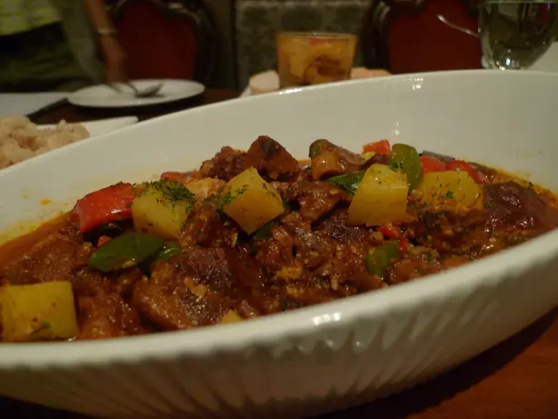 Wikipedia-Bild - Cafe_Roces_Menudo.jpg - Foto: Yvette Tan - CC BY 2.0