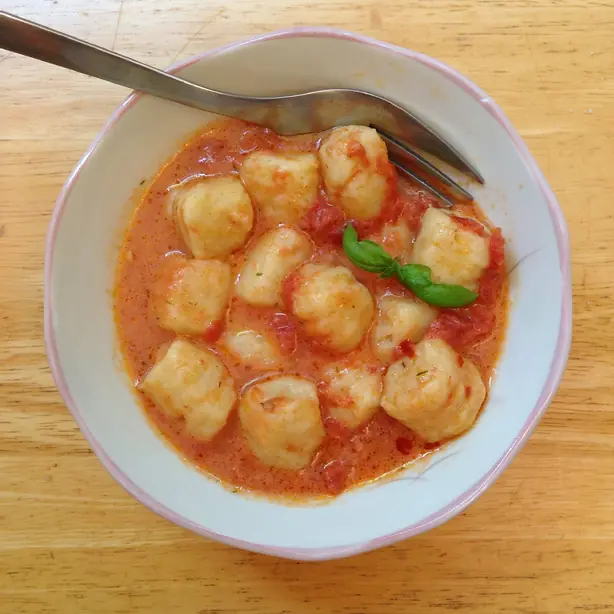 Wikipedia-Bild - Mashed_potato_gnocchi_and_vodka_sauce.jpg - Foto: Joy - CC BY 2.0