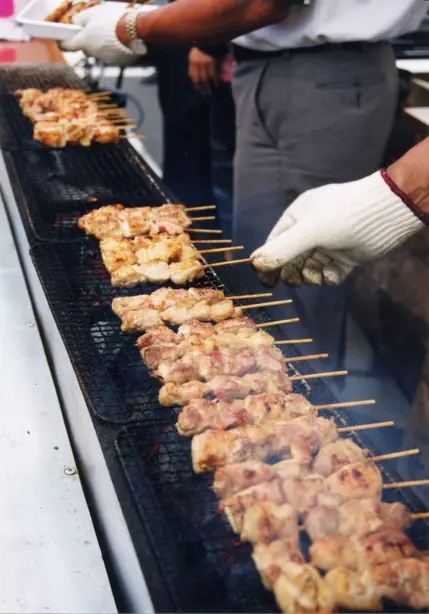 Foto von Yakitori (Japanische Hähnchenspieße) – fertig angerichtet