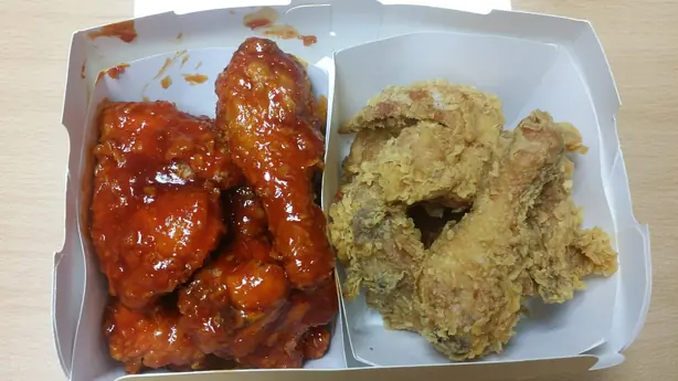 Wikipedia-Bild - Yangnyeom_ban,_huraideu_ban_bhcChicken.jpg - Foto: Jirangmoon - CC BY-SA 4.0