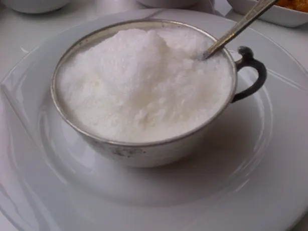 Foto von Yayık Ayranı (Traditionelle Türkische Buttermilch) – fertig angerichtet