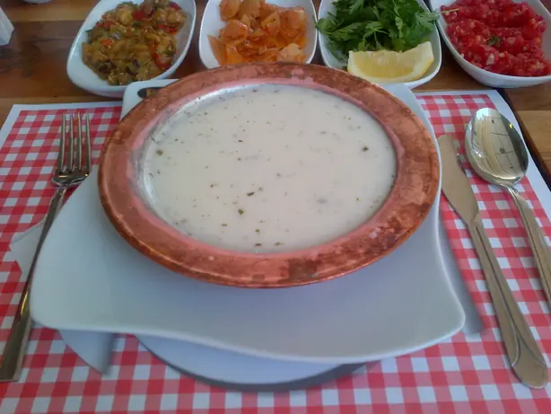 Foto von Yayla Çorbası (Türkische Joghurtsuppe) – fertig angerichtet