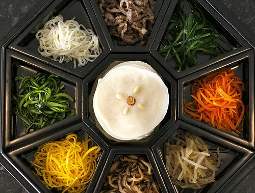 Foto von Yeomso-tang: Koreanischer Eintopf von der schwarzen Ziege – Der ultimative Kraftspender – fertig angerichtet