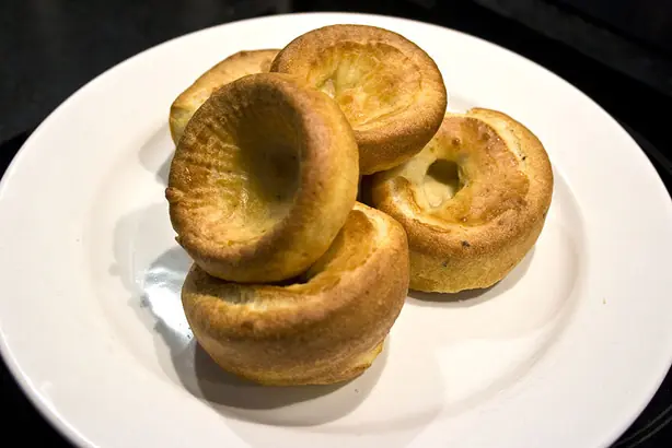 Foto von Yorkshire Pudding – fertig angerichtet