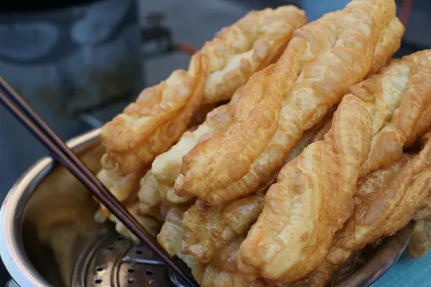Foto von Youtiao (Chinesische frittierte Teigstangen) – fertig angerichtet