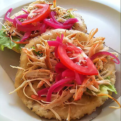 Foto von Yucatecan Salbutes (Knusprige Maistortilla-Puffer) – fertig angerichtet