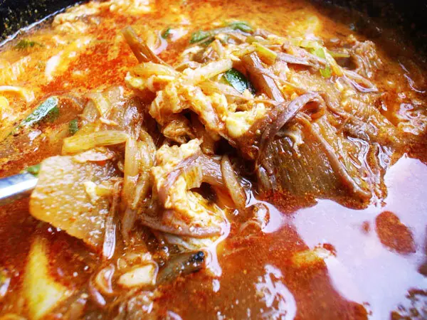 Foto von Yukgaejang (Scharfe koreanische Rindfleischsuppe) – fertig angerichtet
