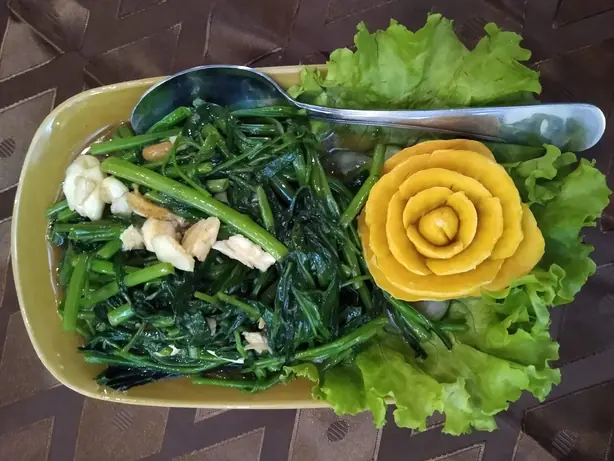 Foto von Yum Sen Lon (Laotischer Salat) – fertig angerichtet