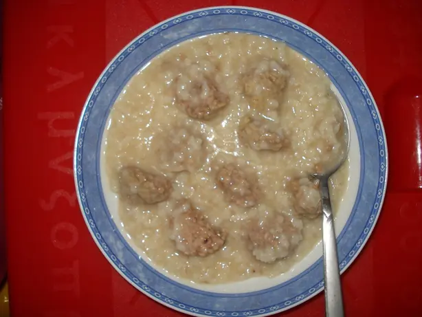 Foto von Yuvarlakia (Giouvarlakia) – fertig angerichtet