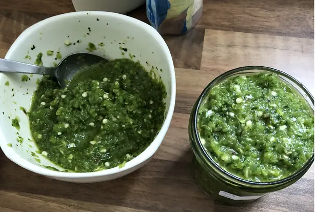 Foto von Zhug (Jemenitische Würzsauce) – fertig angerichtet