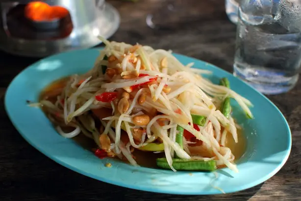 Foto von Thailändischer Papayasalat Som Tam – fertig angerichtet