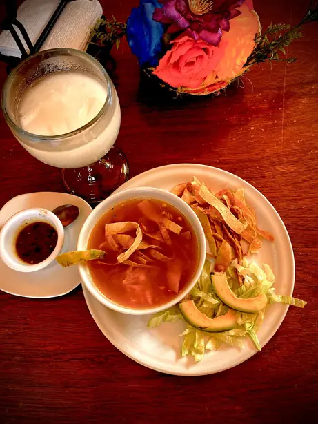 Foto von Yucatán Sopa de Lima klassisch – fertig angerichtet
