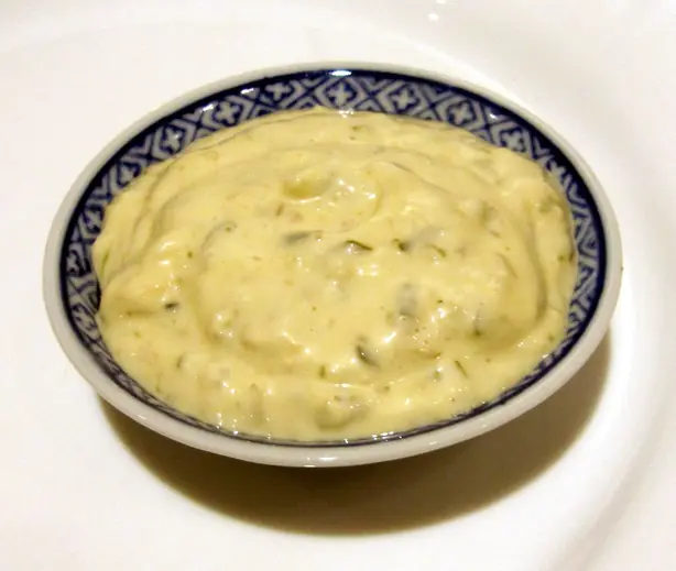 Foto von Klassische Französische Sauce tartare – fertig angerichtet