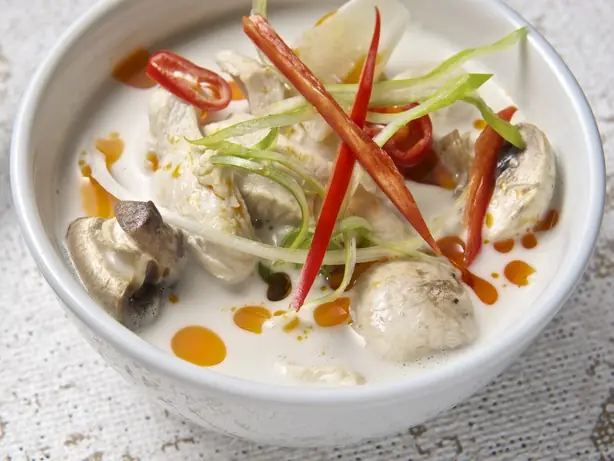 Foto von Thailändische Tom Kha Gai Suppe – fertig angerichtet