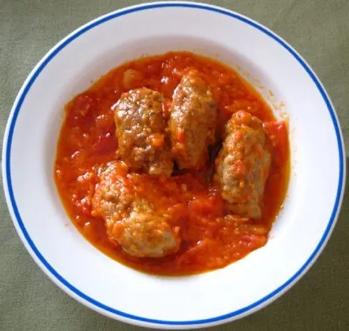 Foto von Griechische Soutzoukakia Smyrneika – fertig angerichtet