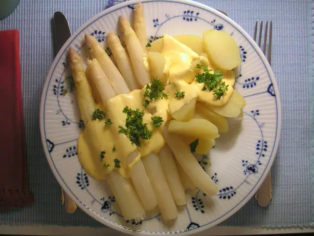 Foto von Klassische Sauce Hollandaise (2) – fertig angerichtet